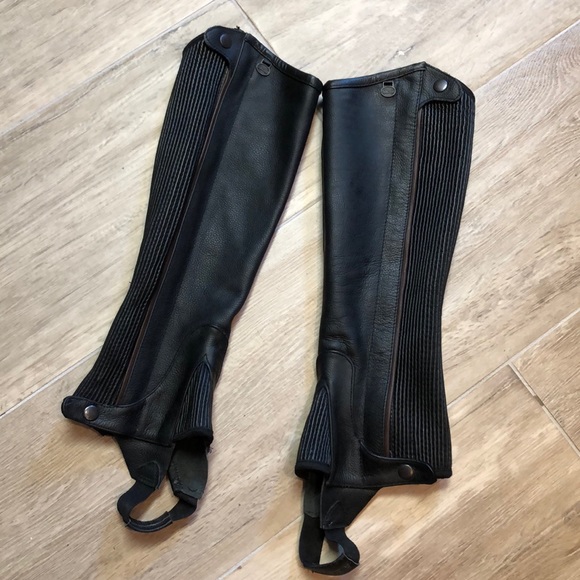 Ovation Other - Ovation Ladies Leather Stretch Rib 1/2 Chaps
